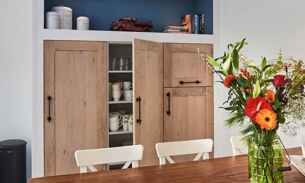 Houten handgemaakte keuken Zeeland met ingebouwde kastenwand