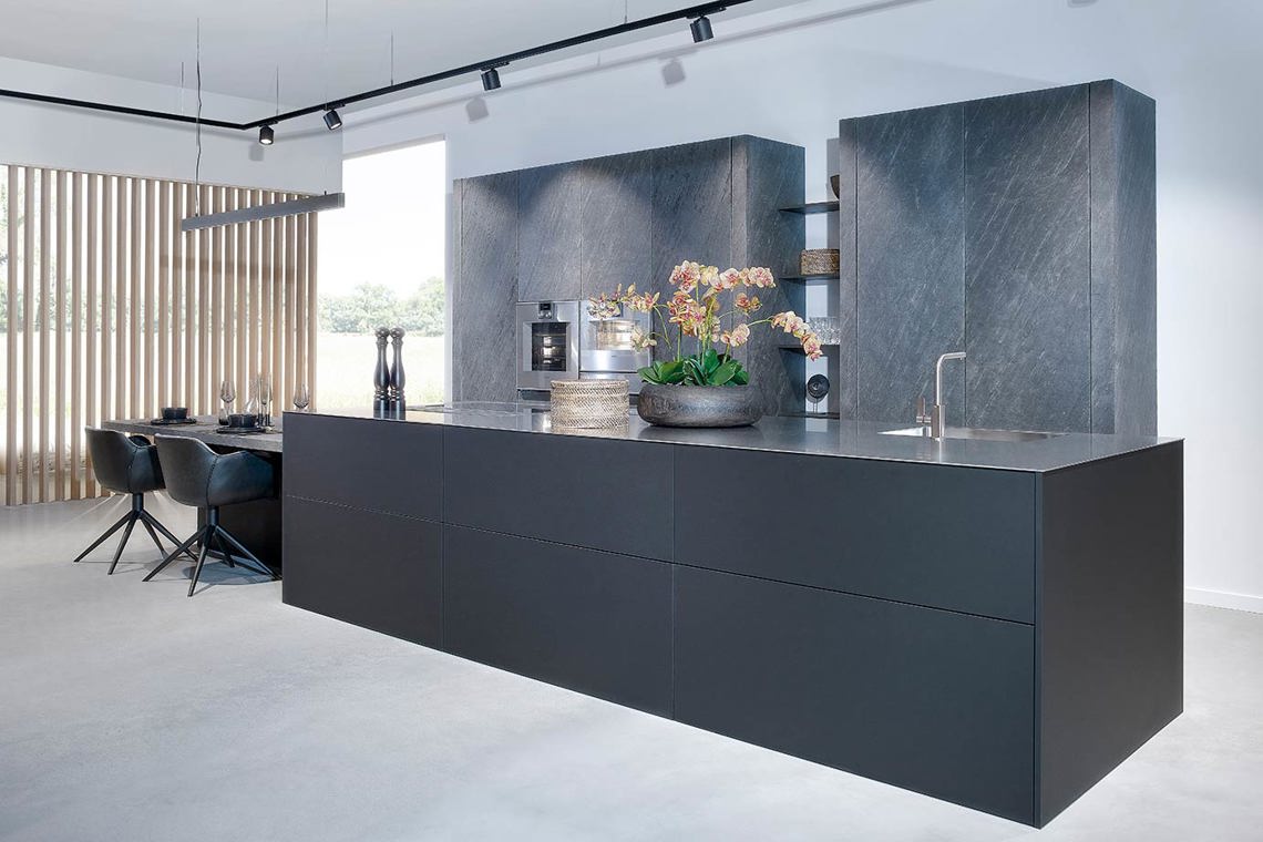 Zwarte-design-keuken-eiland-kastenwand