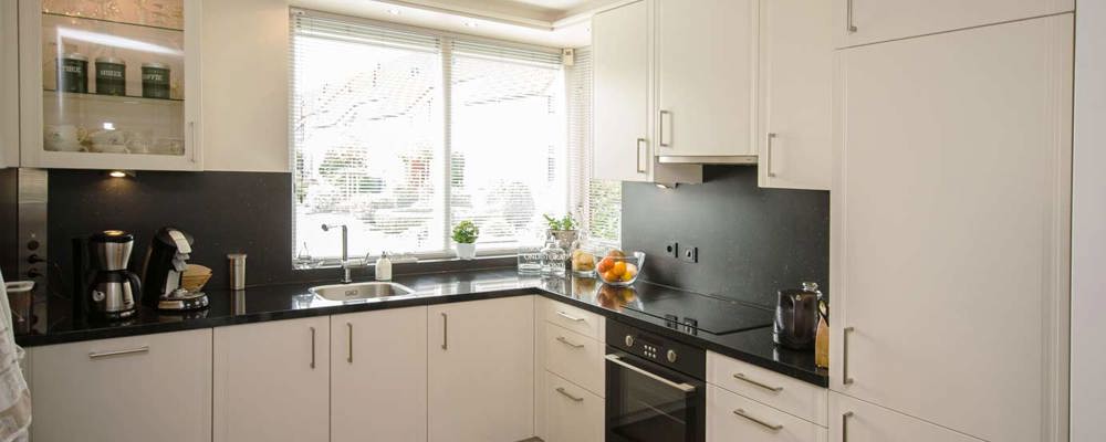 vrouw in keuken vrouw ontevreden met nieuwe keuken vrouw in keuken vrouw ontevreden met nieuwe keuken
