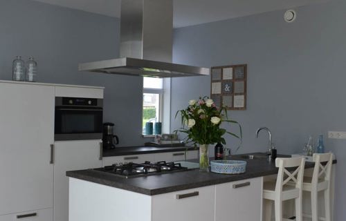 Keuken 's Gravenpolder met vrij afzuigunit