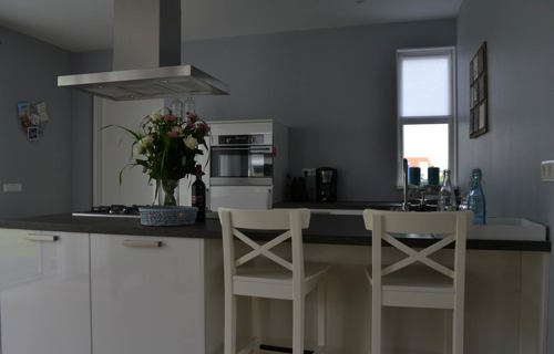 Keuken 's Gravenpolder met eetgelegenheid aan eiland