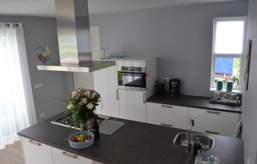 Keuken 's Gravenpolder met enkele spoelbak in eiland
