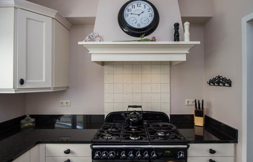 Landelijke keuken met prachtige schouw