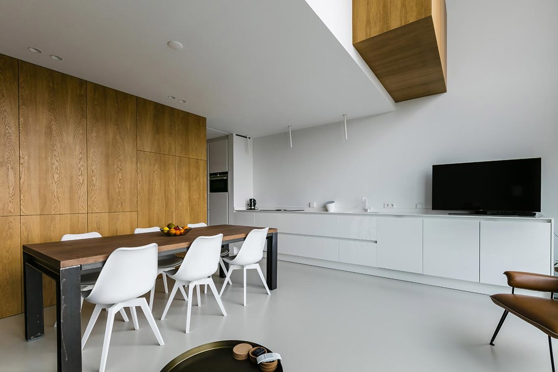 Witte design keuken met hout kleur interieur