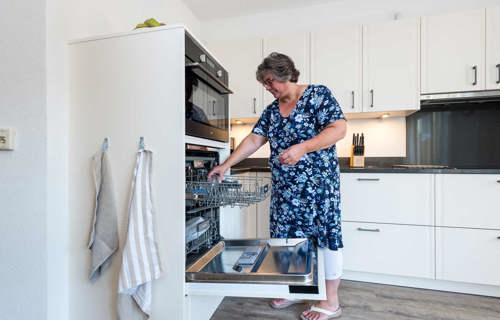 Tijdloze keuken met vaatwasser op hoogte